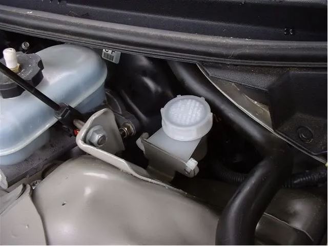 Camaro clutch reservoir